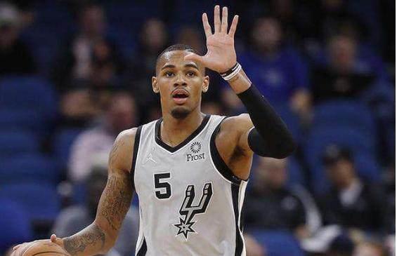 他屢次利用 他屢次利用