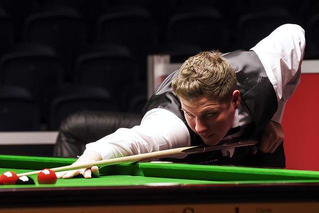 他分析了目 他分析了目